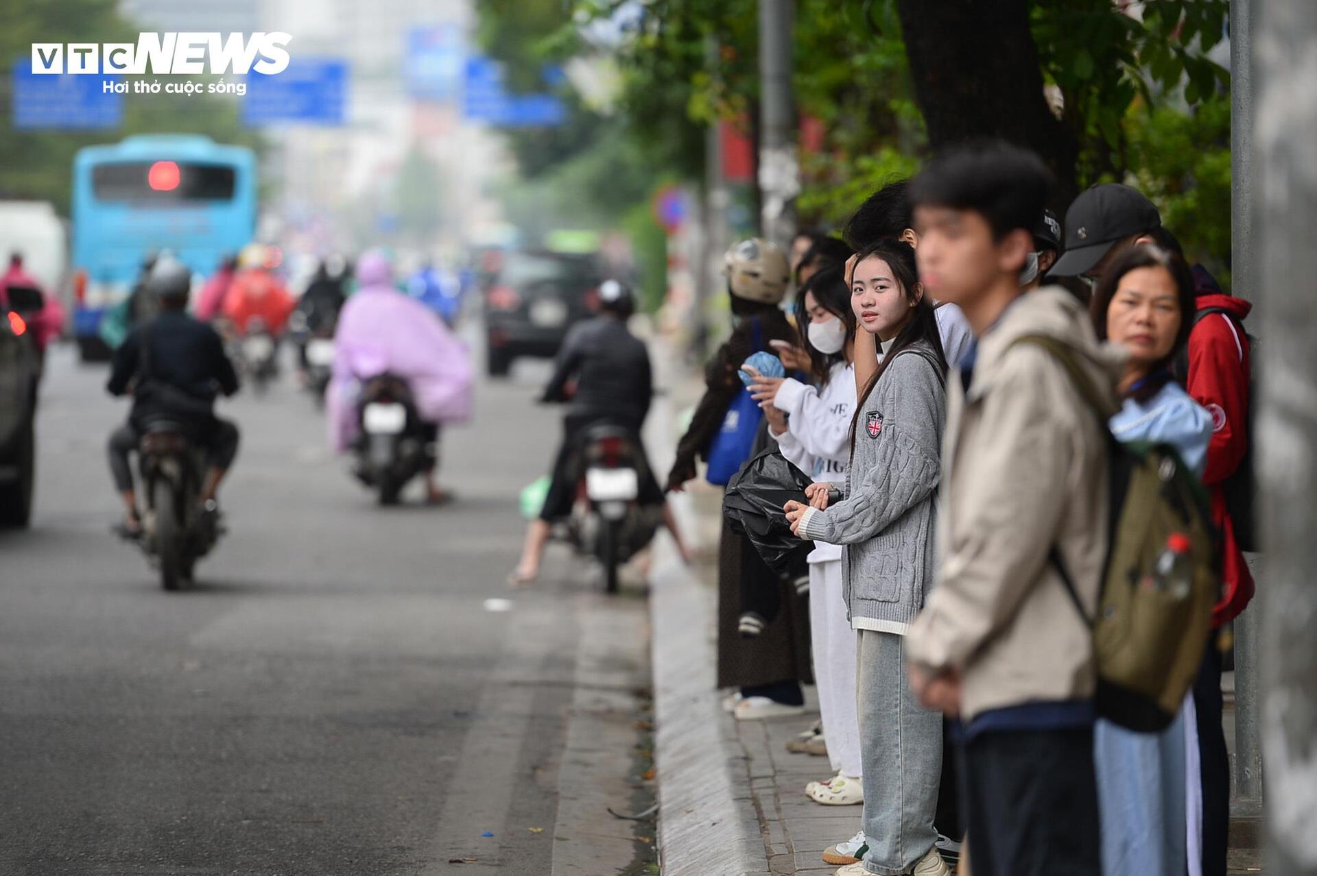 Người Hà Nội quàng khăn, mặc áo ấm đón gió lạnh đầu mùa- Ảnh 11.