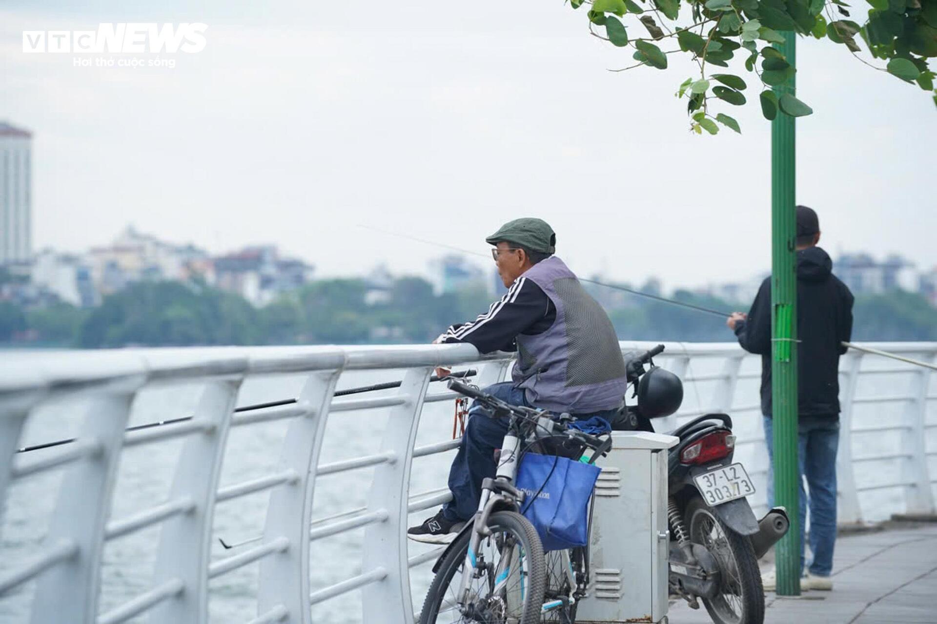 Người Hà Nội quàng khăn, mặc áo ấm đón gió lạnh đầu mùa- Ảnh 6.