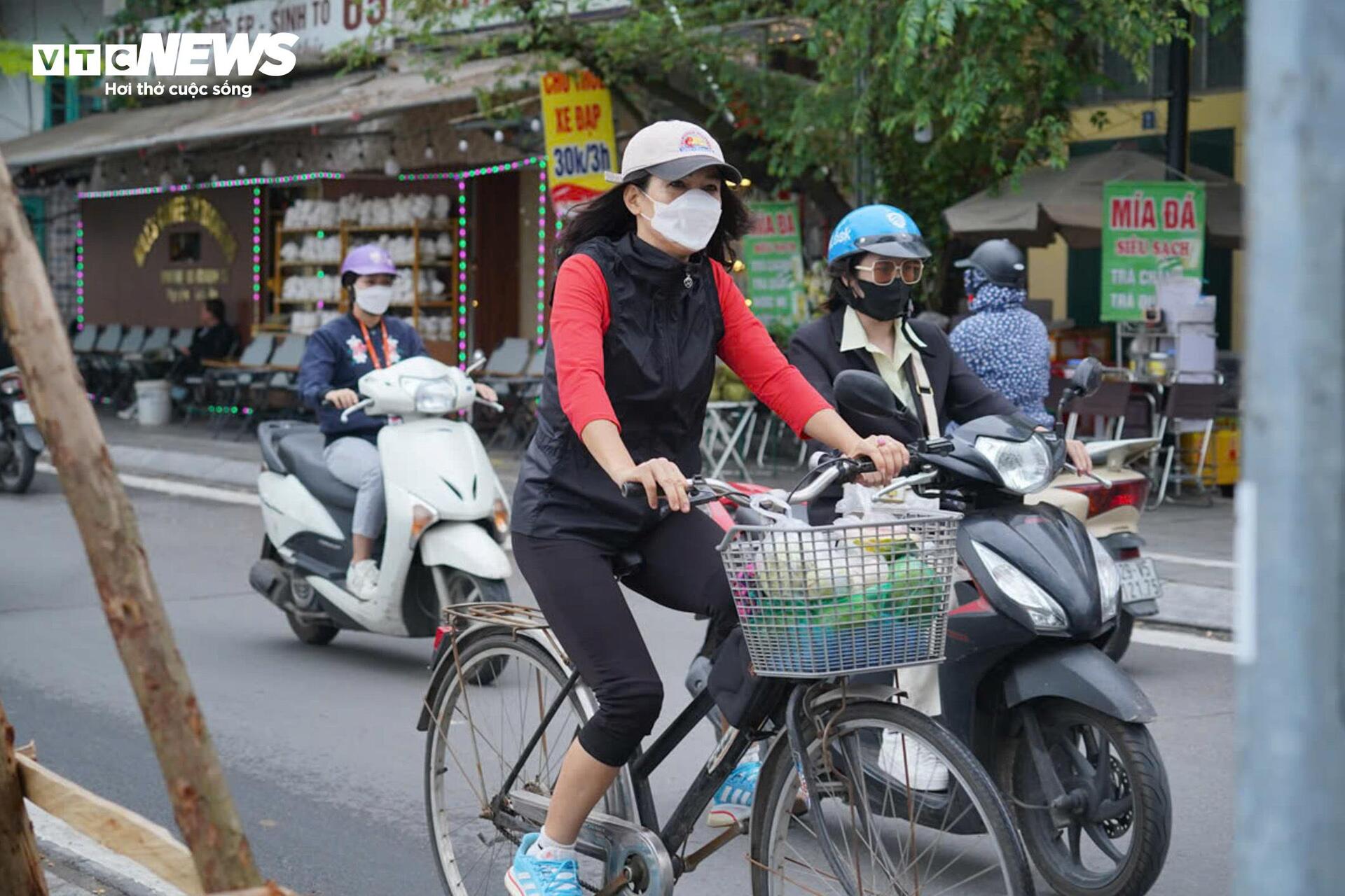 Người Hà Nội quàng khăn, mặc áo ấm đón gió lạnh đầu mùa- Ảnh 7.