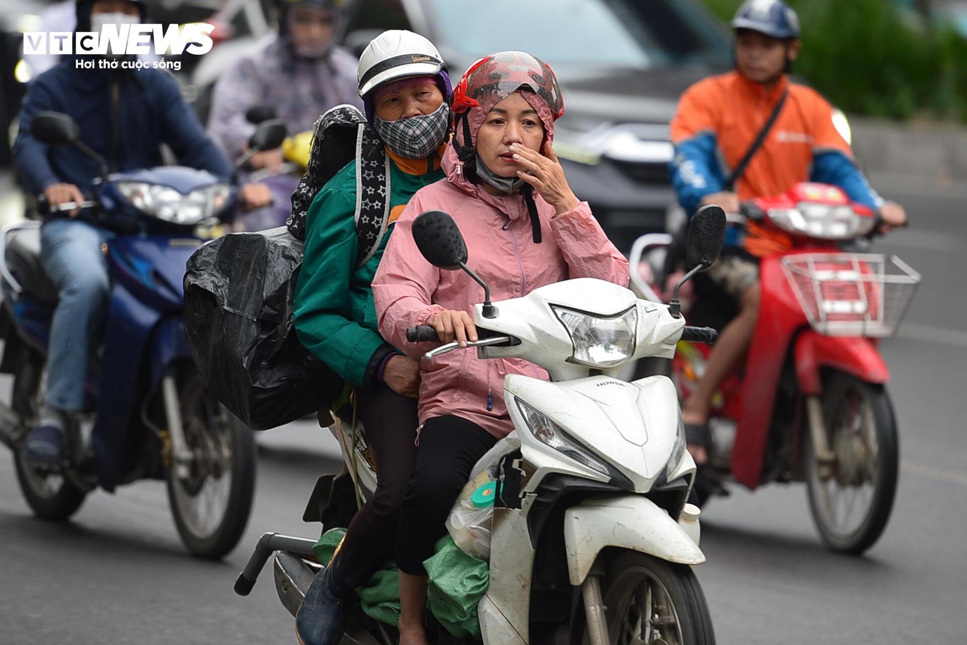 Người Hà Nội quàng khăn, mặc áo ấm đón gió lạnh đầu mùa- Ảnh 12.