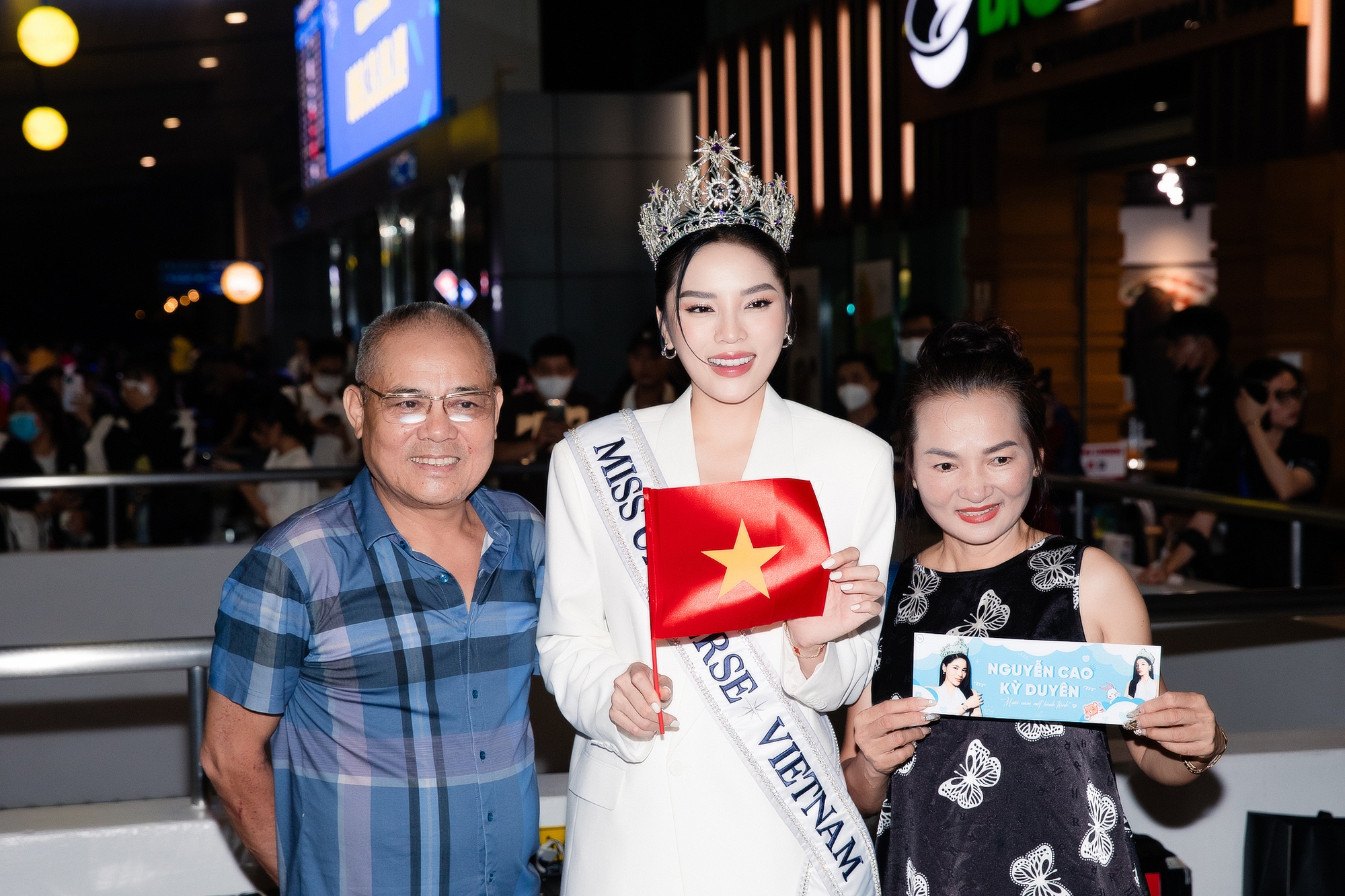 Chủ tịch Miss Universe Vietnam nói 1 câu về bố mẹ Kỳ Duyên khiến netizen rần rần phản đối- Ảnh 4.