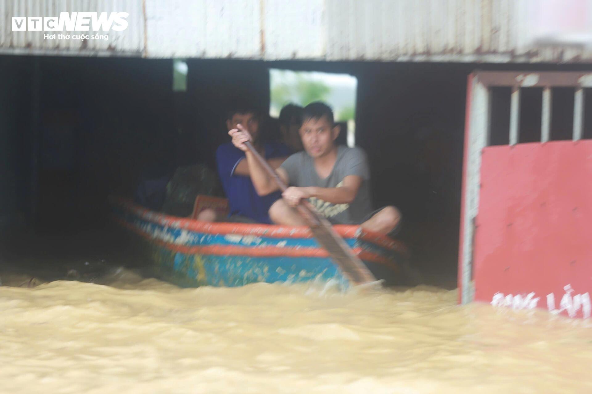 Nước chạm nóc nhà, hàng nghìn hộ dân ở 'rốn lũ' Quảng Bình vẫn bị cô lập- Ảnh 4.