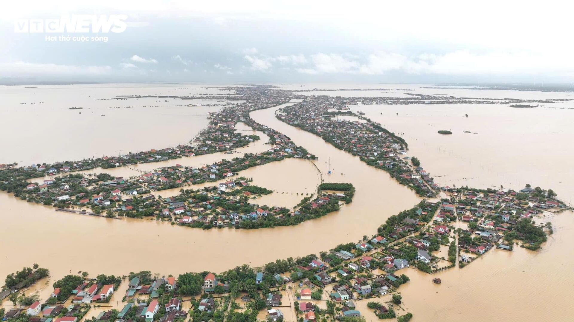 Nước chạm nóc nhà, hàng nghìn hộ dân ở 'rốn lũ' Quảng Bình vẫn bị cô lập- Ảnh 1.