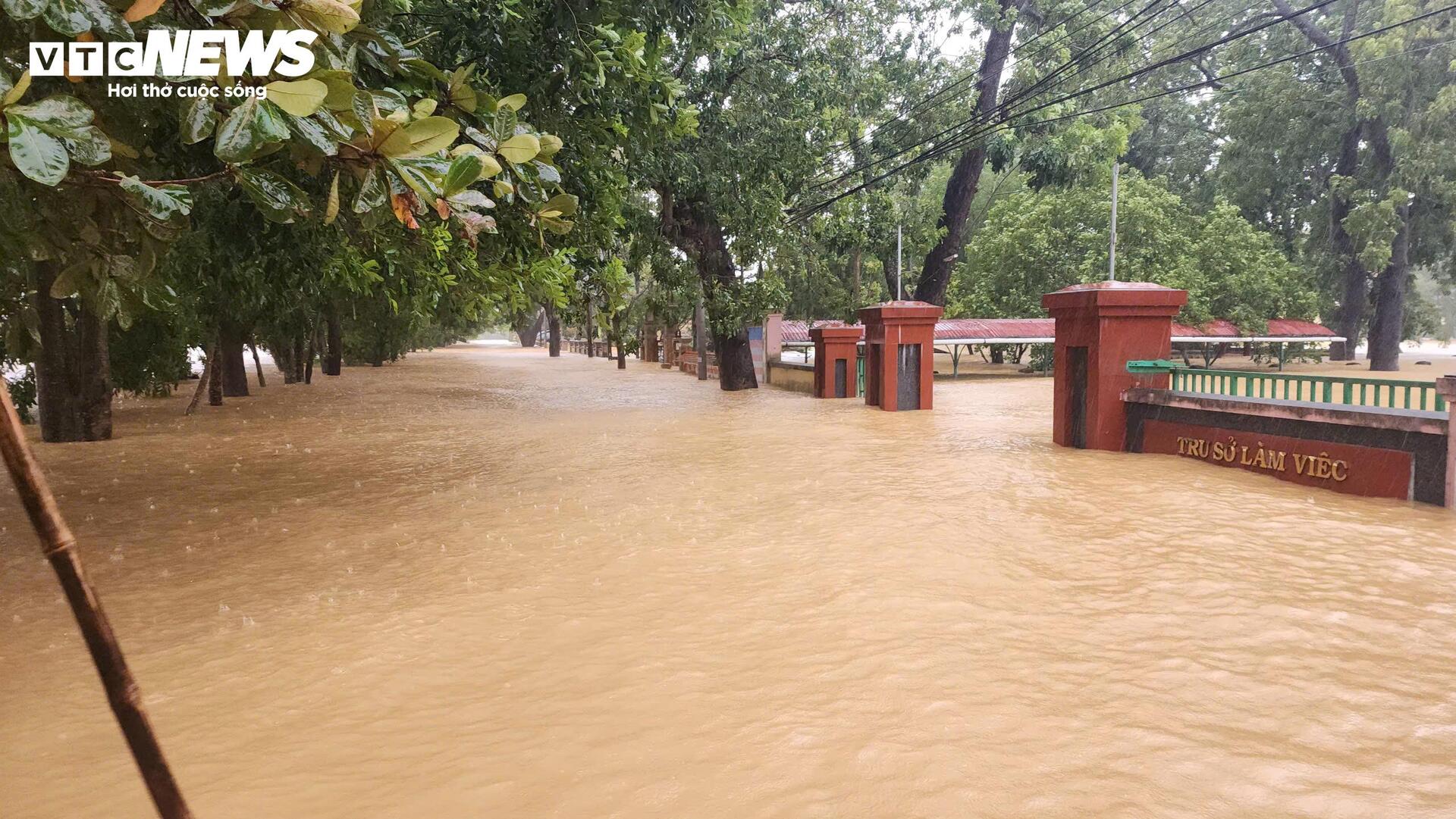 Nước chạm nóc nhà, hàng nghìn hộ dân ở 'rốn lũ' Quảng Bình vẫn bị cô lập- Ảnh 6.