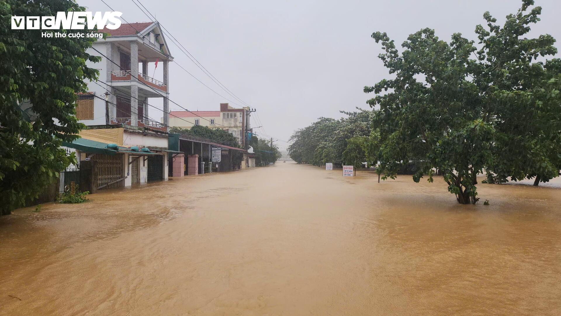 Nước chạm nóc nhà, hàng nghìn hộ dân ở 'rốn lũ' Quảng Bình vẫn bị cô lập- Ảnh 8.