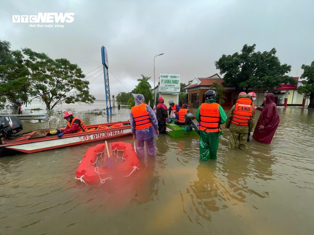 Nước chạm nóc nhà, hàng nghìn hộ dân ở 'rốn lũ' Quảng Bình vẫn bị cô lập- Ảnh 9.