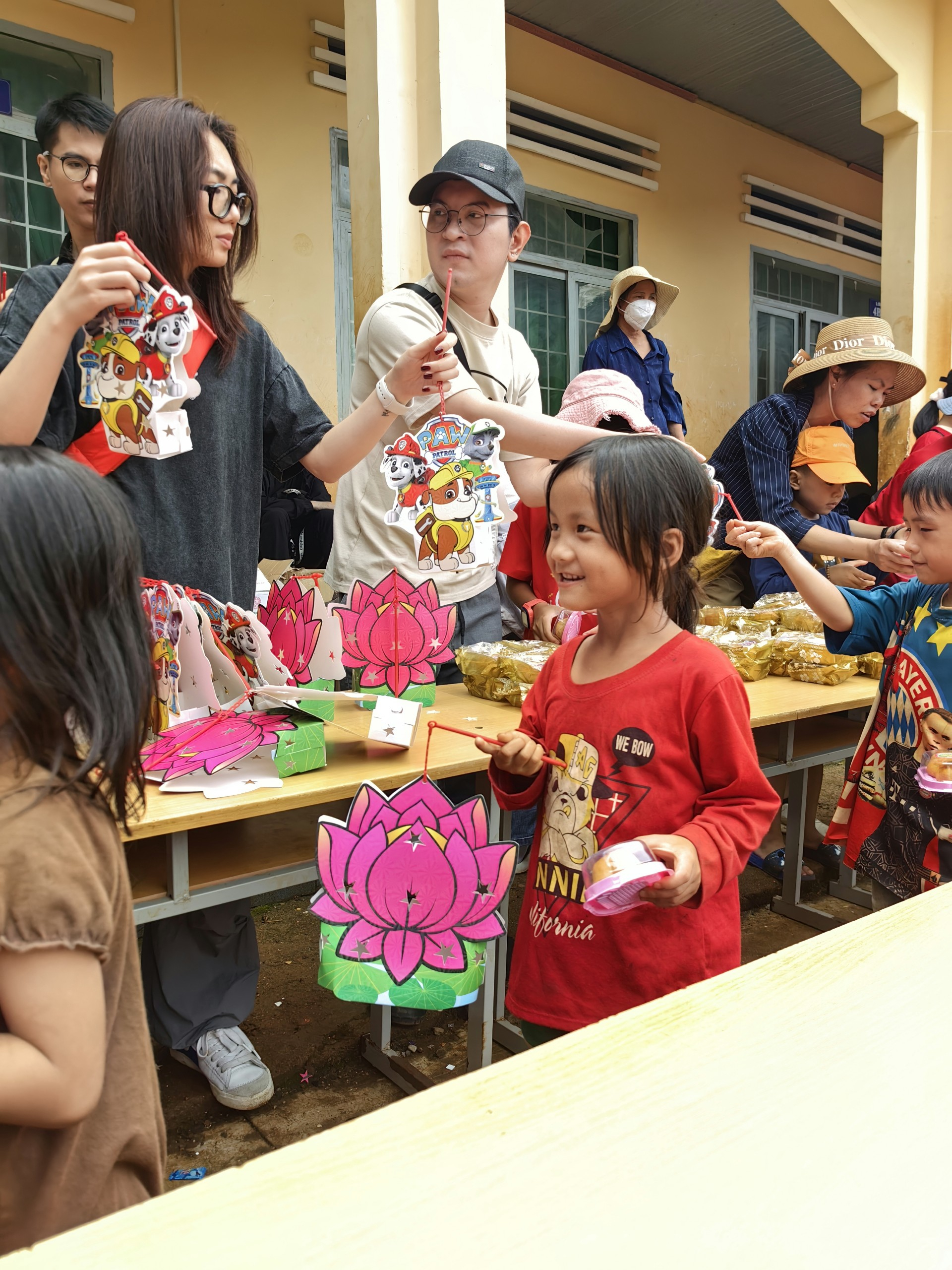 Nhóm tình nguyện "Nụ Cười": Đừng chỉ trao đi "con cá" mà phải giải quyết được gốc rễ vấn đề- Ảnh 6.