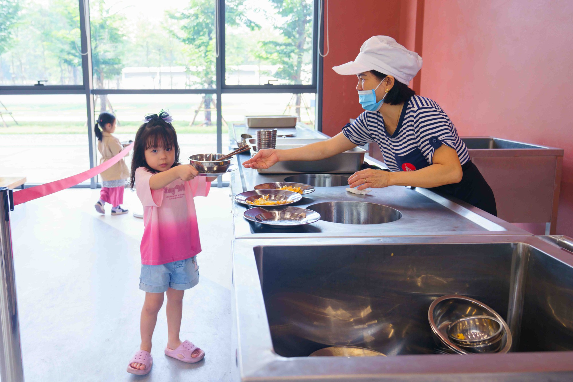 Loạt suất ăn trong canteen của ngôi trường từng khiến phụ huynh thức đêm xếp hàng xin học cho con gây bão vì quá xịn- Ảnh 14.