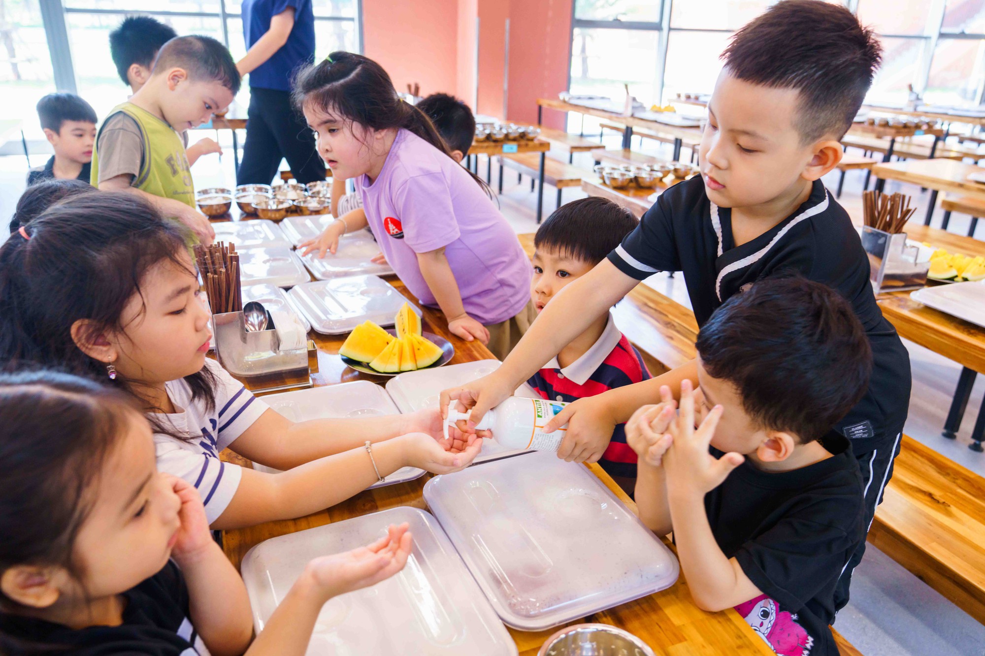 Loạt suất ăn trong canteen của ngôi trường từng khiến phụ huynh thức đêm xếp hàng xin học cho con gây bão vì quá xịn- Ảnh 16.