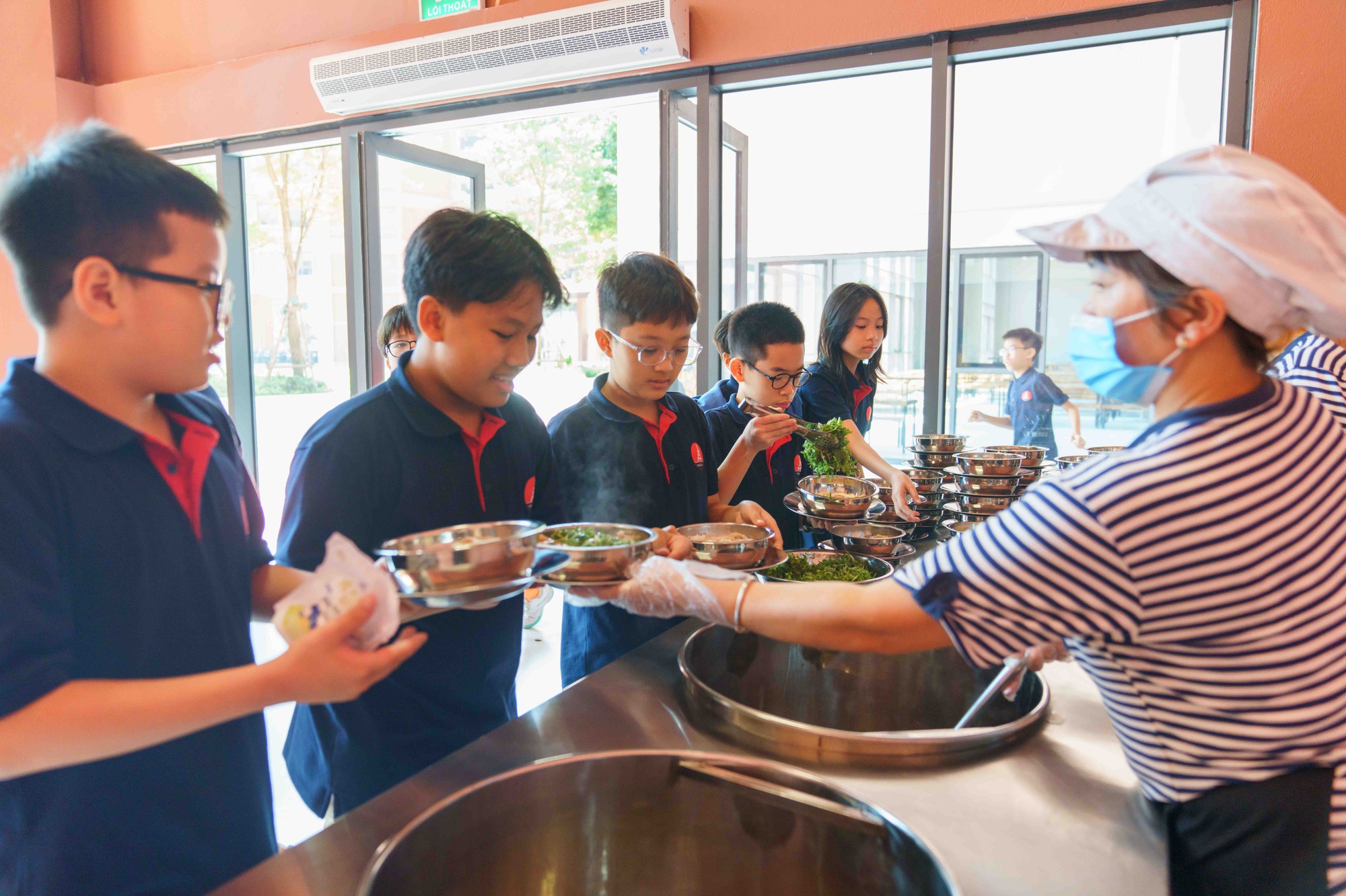 Loạt suất ăn trong canteen của ngôi trường từng khiến phụ huynh thức đêm xếp hàng xin học cho con gây bão vì quá xịn- Ảnh 9.