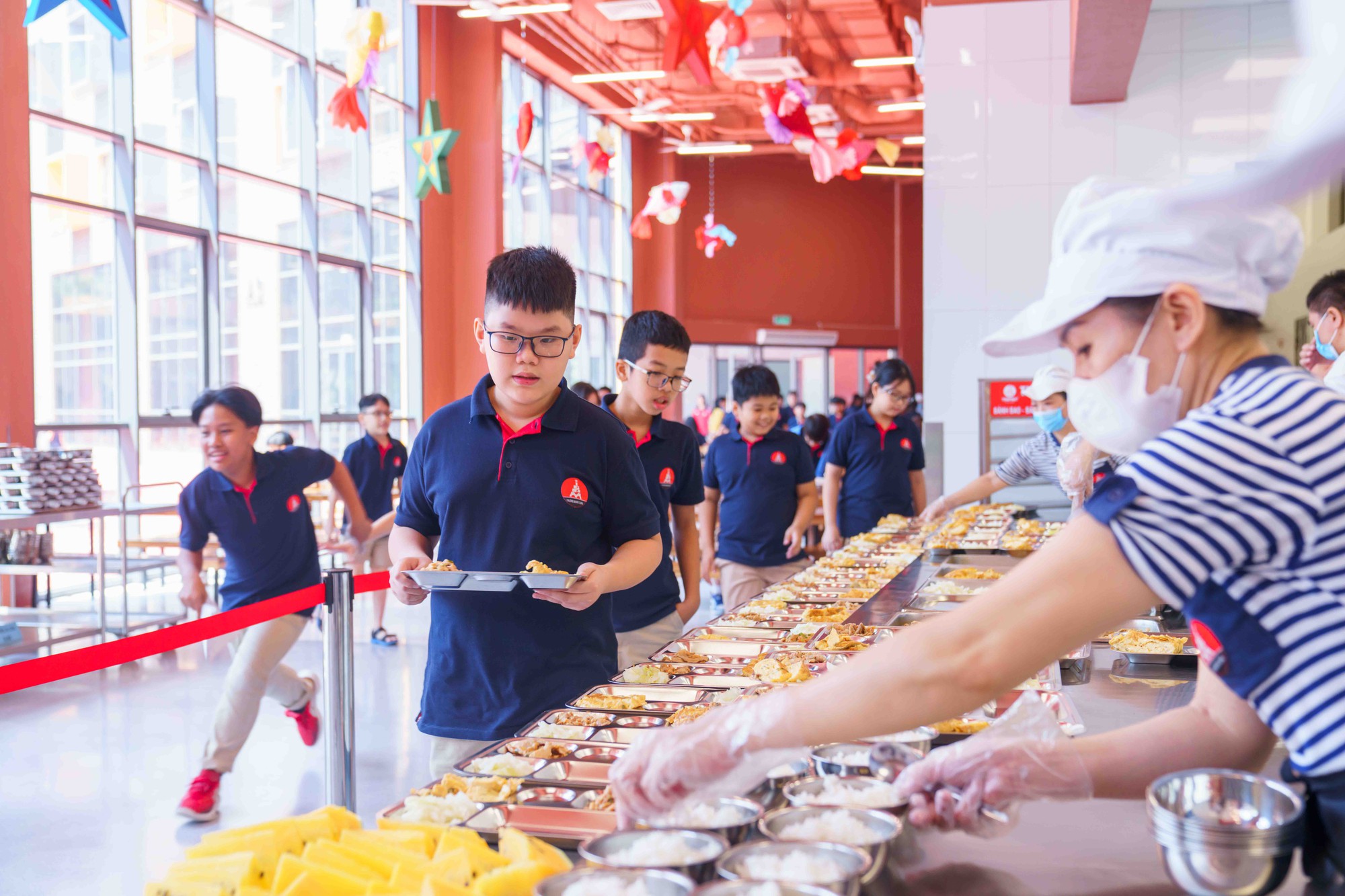 Loạt suất ăn trong canteen của ngôi trường từng khiến phụ huynh thức đêm xếp hàng xin học cho con gây bão vì quá xịn- Ảnh 12.