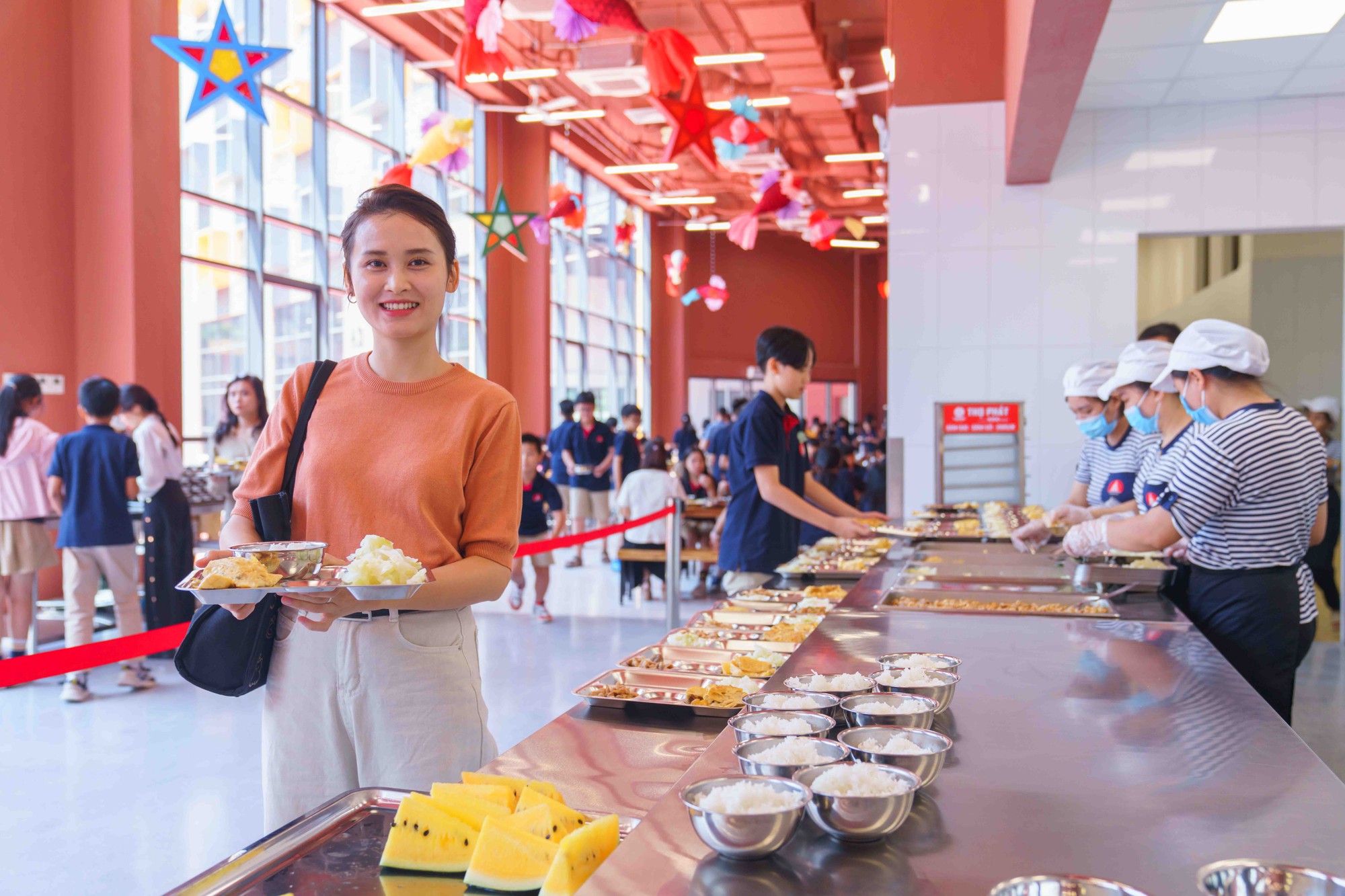 Loạt suất ăn trong canteen của ngôi trường từng khiến phụ huynh thức đêm xếp hàng xin học cho con gây bão vì quá xịn- Ảnh 18.