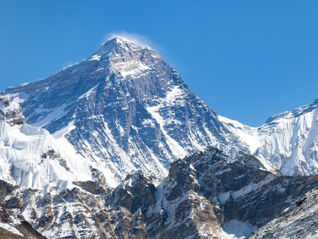 Bí ẩn đằng sau việc 'nóc nhà thế giới' Everest đang không ngừng cao lên- Ảnh 1.