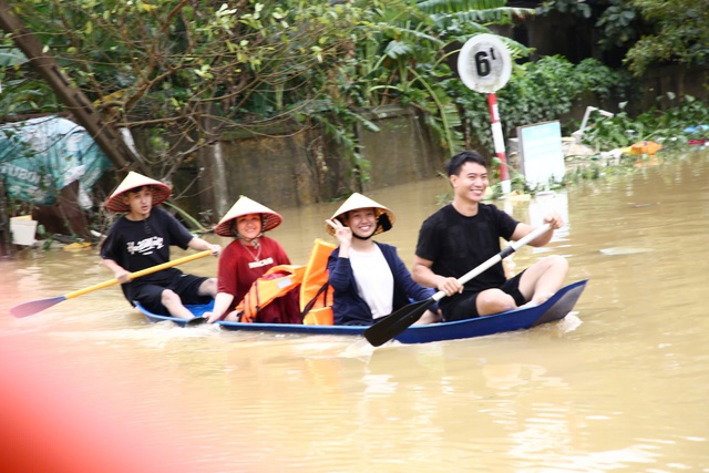 Hình ảnh mới nhất về cuộc sống người dân ở "rốn lũ" Lệ Thủy- Ảnh 2.