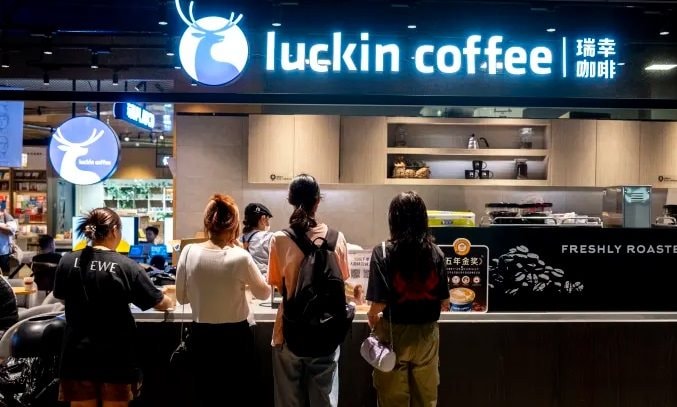 Chuỗi cà phê lớn nhất Trung Quốc thách thức Starbucks trên chính đất Mỹ: Sự hồi sinh 'vĩ đại nhất' của thương hiệu dính bê bối gian lận nhờ những cốc đồ uống 50.000 đồng- Ảnh 3.