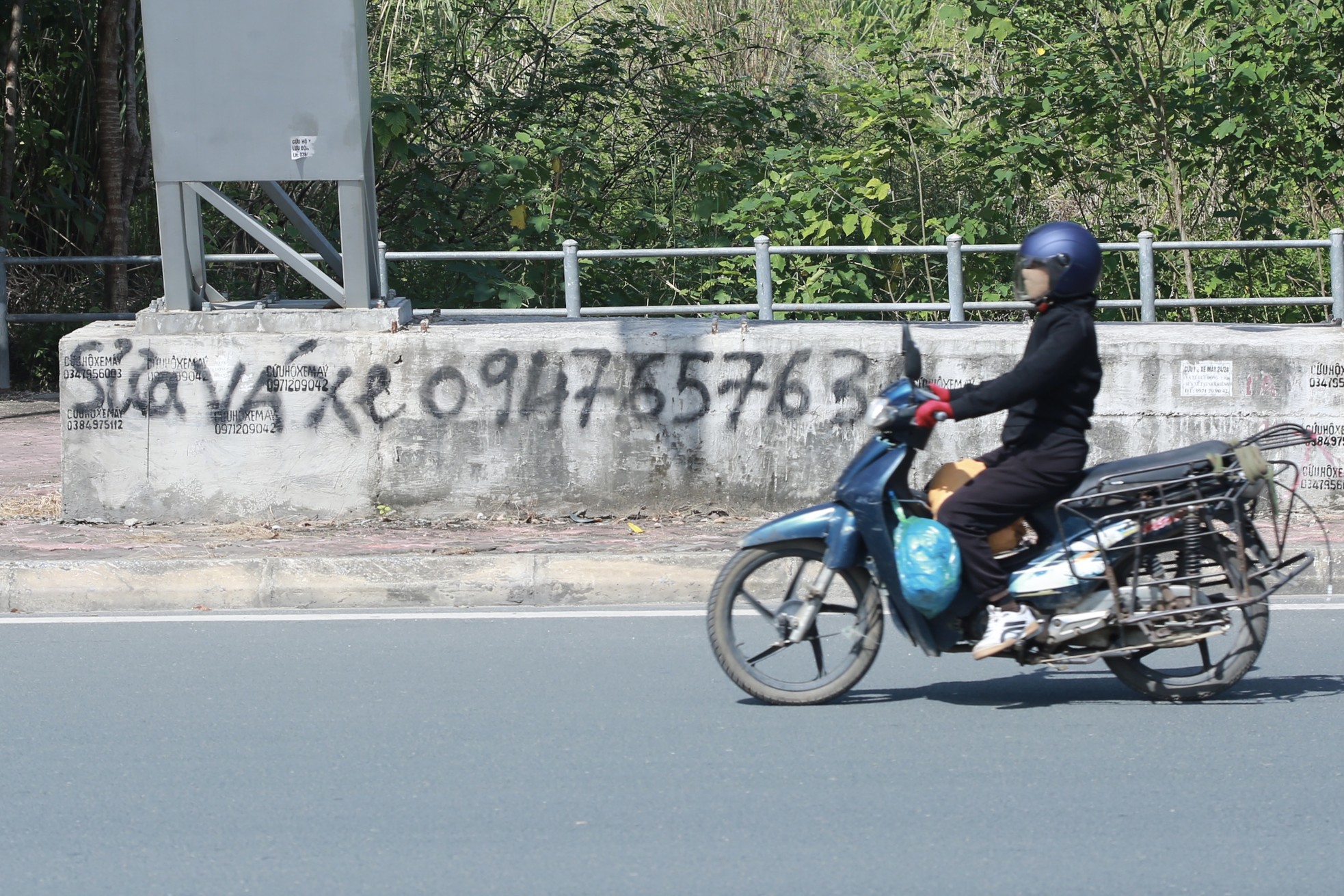 Cổng chào ở cửa ngõ Thủ đô bị bôi bẩn, viết ký tự lạ- Ảnh 5.