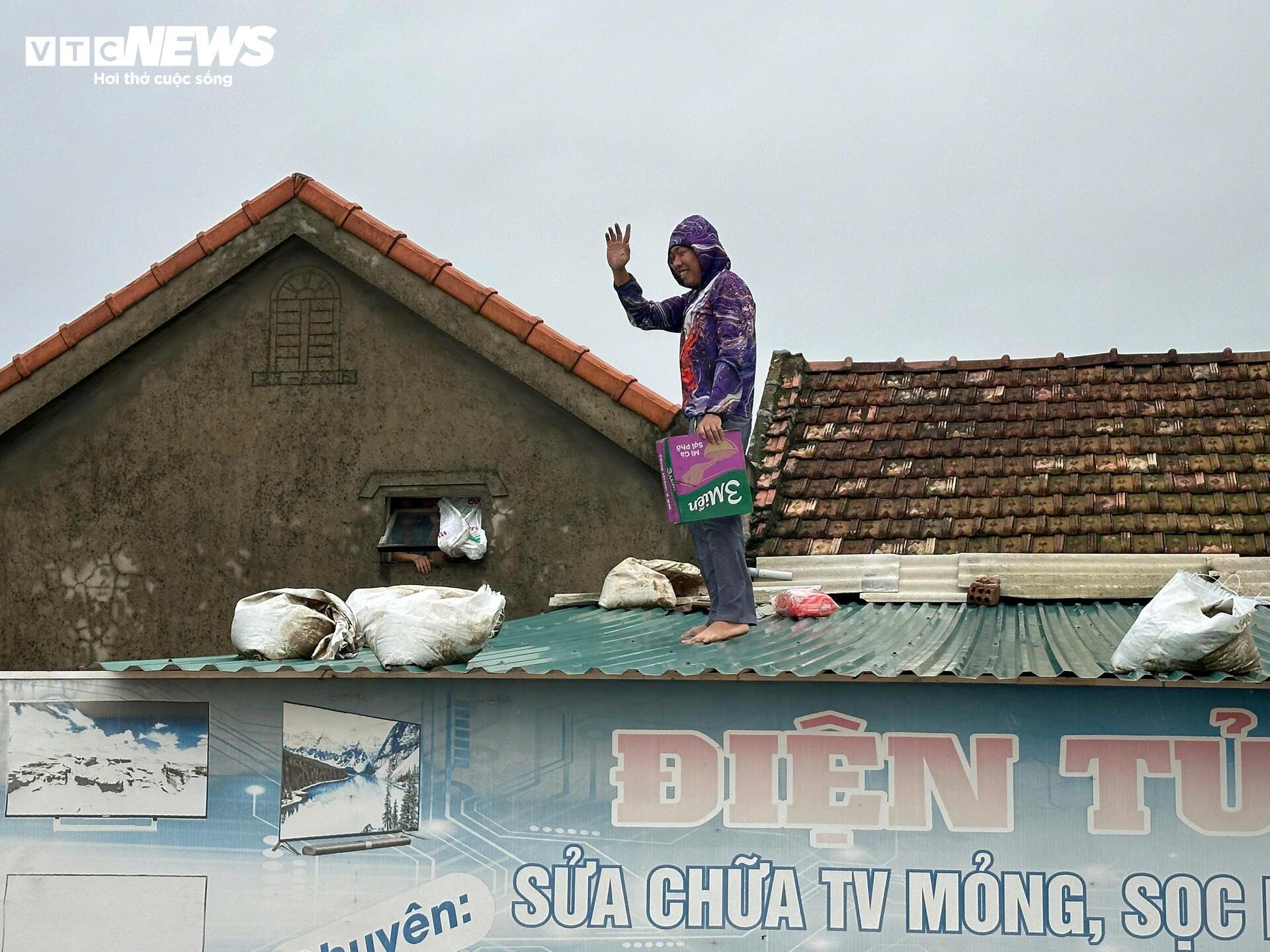 Tình người trong hoạn nạn nơi 'rốn lũ' Quảng Bình- Ảnh 6.