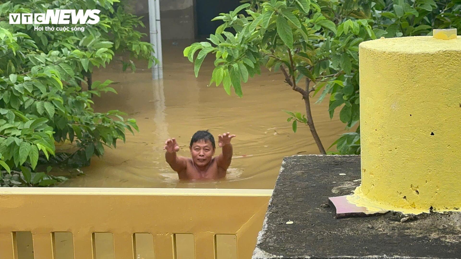 Tình người trong hoạn nạn nơi 'rốn lũ' Quảng Bình- Ảnh 5.