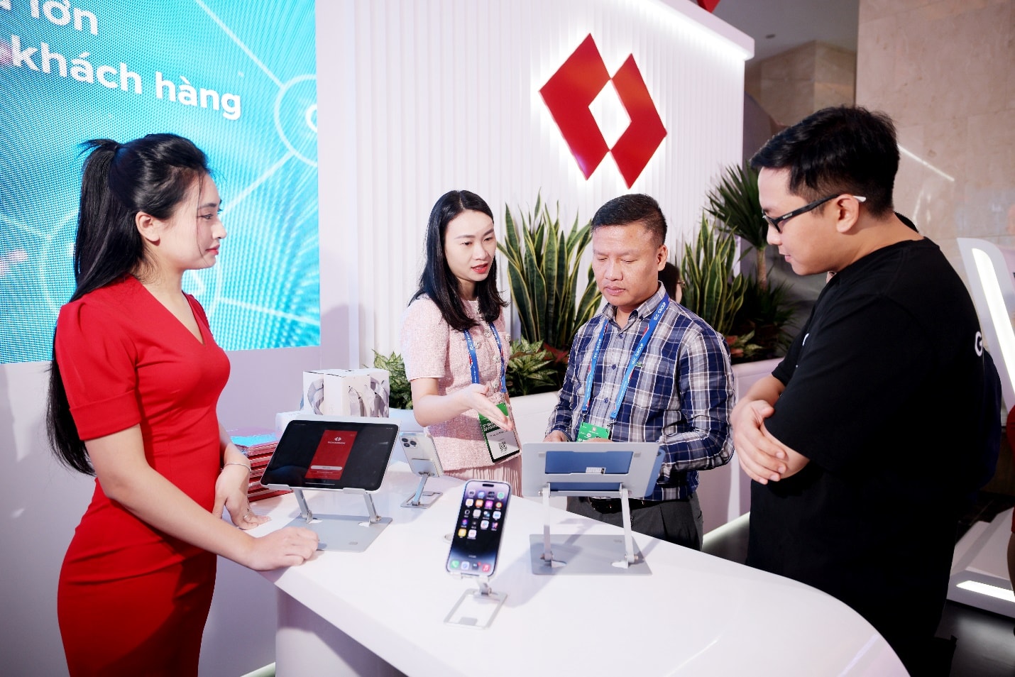 Techcombank tạo dấu ấn tại Smart Banking 2024: Giải pháp ngân hàng số “vượt trội” Techcombank Mobile- Ảnh 2.