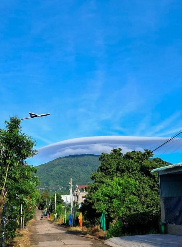 Xuất hiện “mây đĩa bay” khổng lồ trên đỉnh núi Chứa Chan, nguyên nhân đã được lý giải- Ảnh 2.