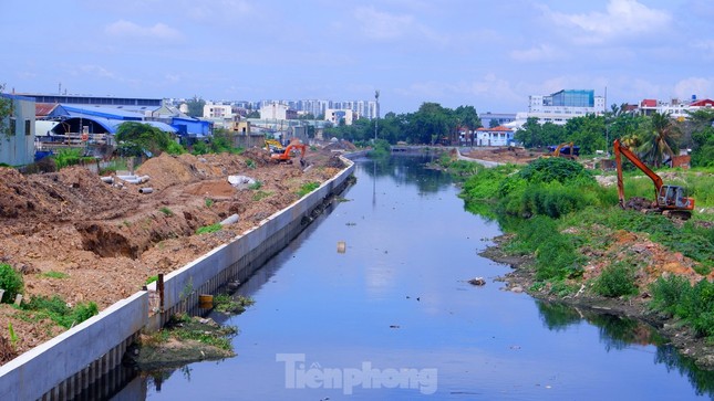 Khó khăn bủa vây dự án cải tạo tuyến kênh dài nhất TPHCM- Ảnh 1.