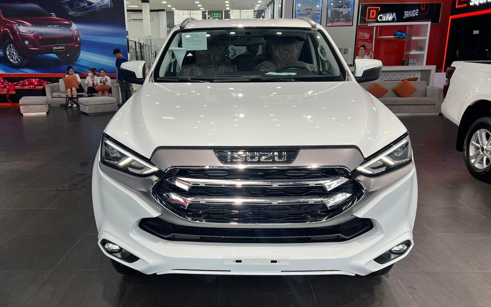 Isuzu mu-X giảm giá còn hơn 760 triệu tại đại lý: Cùng cỡ Fortuner nhưng rẻ ngang Yaris Cross, cơ hội thoát nhóm bán ít nhất cuối năm- Ảnh 1.