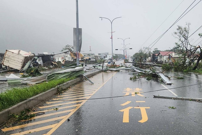 Siêu bão Kong-rey mạnh nhất 30 năm càn quét: Vừa đổ bộ đã gây cảnh náo loạn kinh hoàng, gió giật ở mức “ngoài thang xếp hạng”- Ảnh 2.