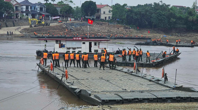 Chiều nay 4-10, phà quân đội tạm thay cầu phao Phong Châu- Ảnh 1.