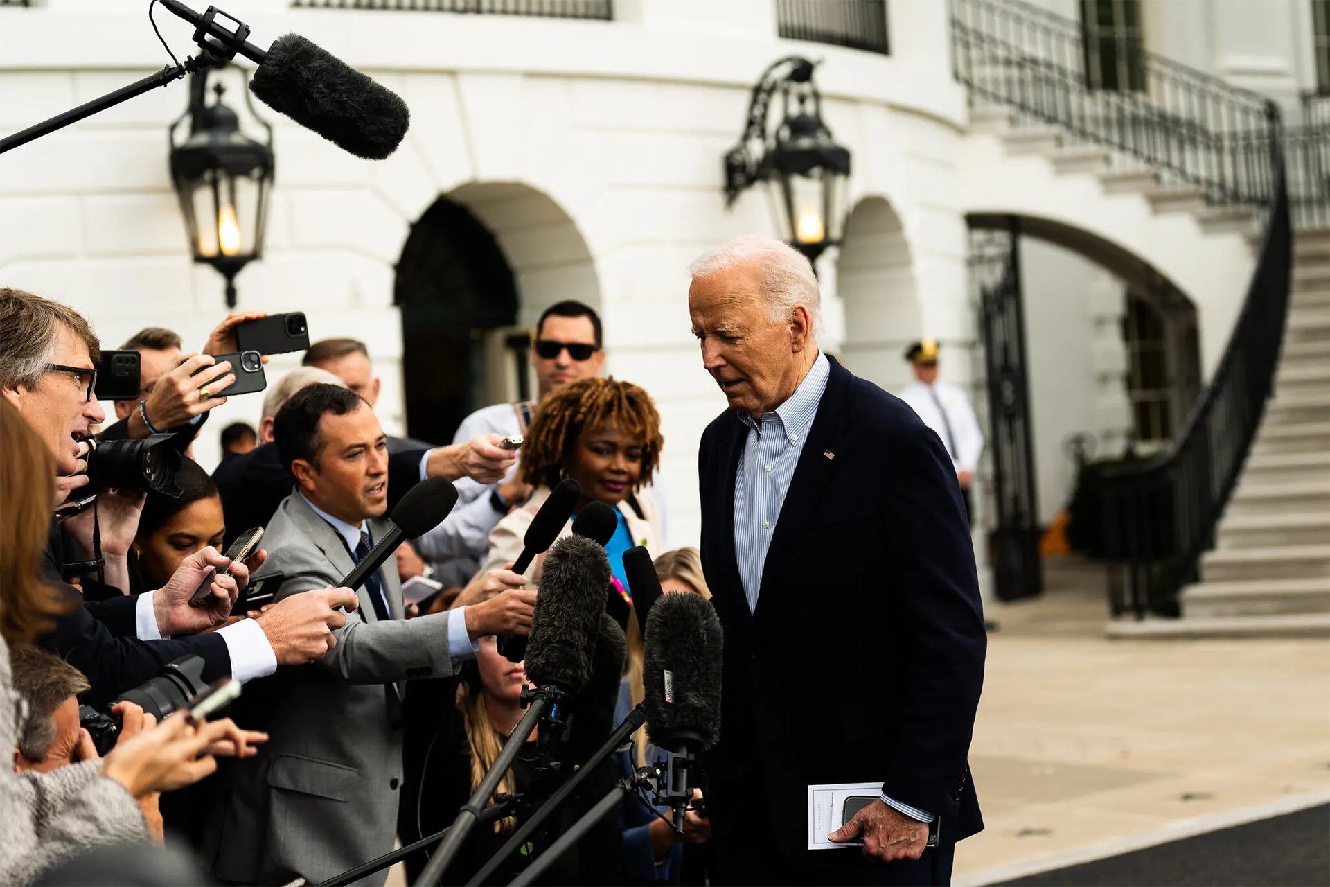 Ông Biden hé lộ về đòn trả đũa của Israel: 2 câu lấp lửng làm Trung Đông "nổi sóng", thị trường chao đảo- Ảnh 1.