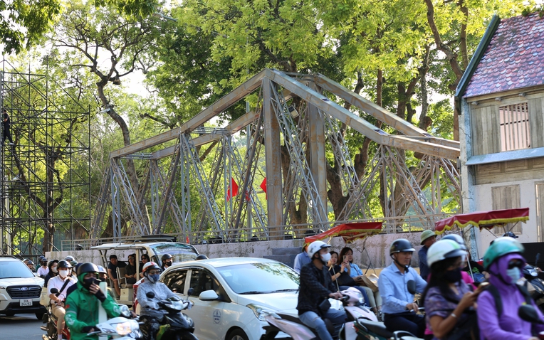 Hà Nội: Nhiều công trình tiêu biểu được tái hiện lại trên phố đi bộ Hồ Gươm- Ảnh 1.