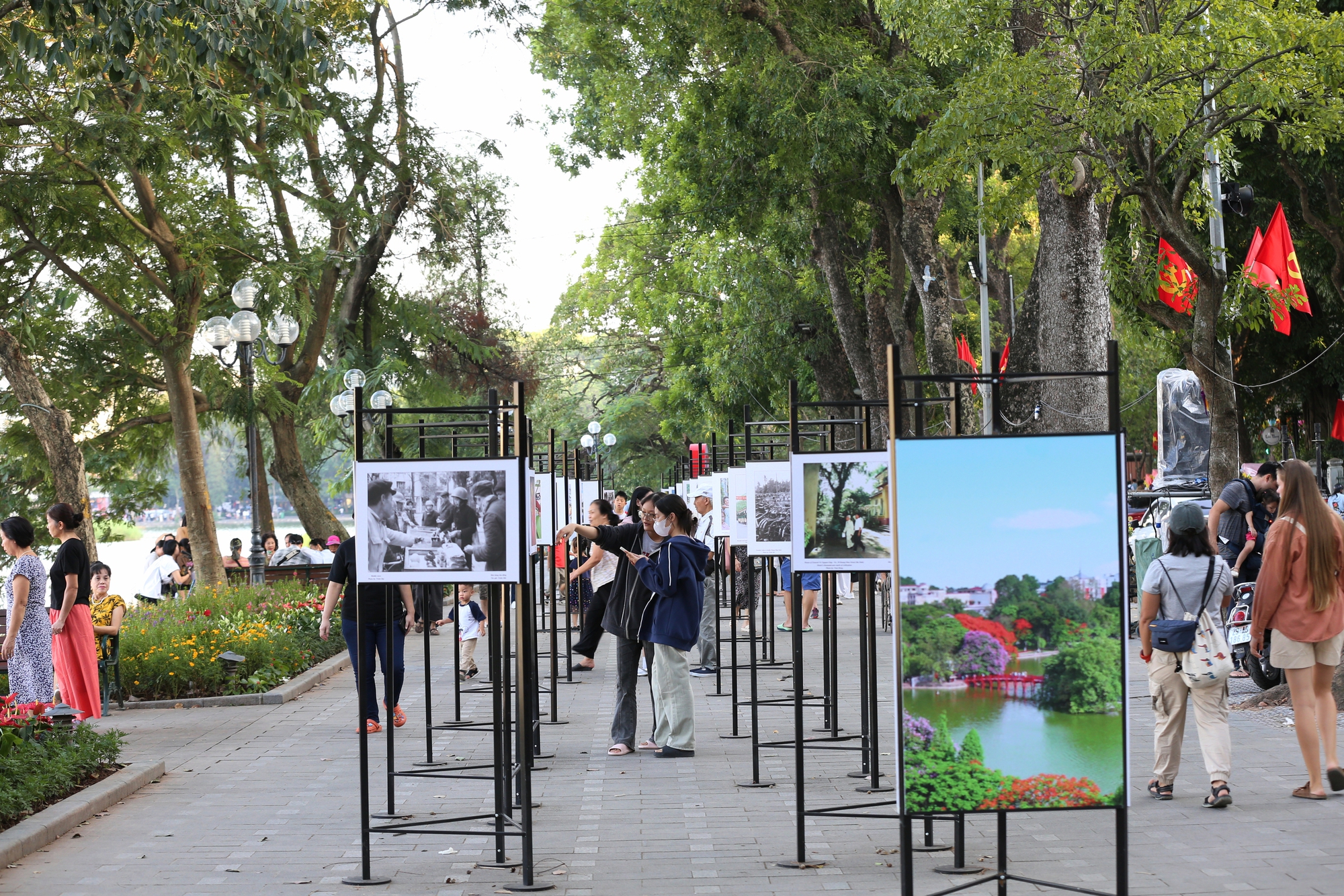 Hà Nội: Nhiều công trình tiêu biểu được tái hiện lại trên phố đi bộ Hồ Gươm- Ảnh 19.