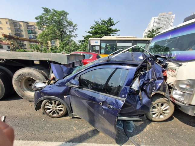 Hà Nội: Tai nạn ô tô liên hoàn, 4 người mắc kẹt- Ảnh 1.