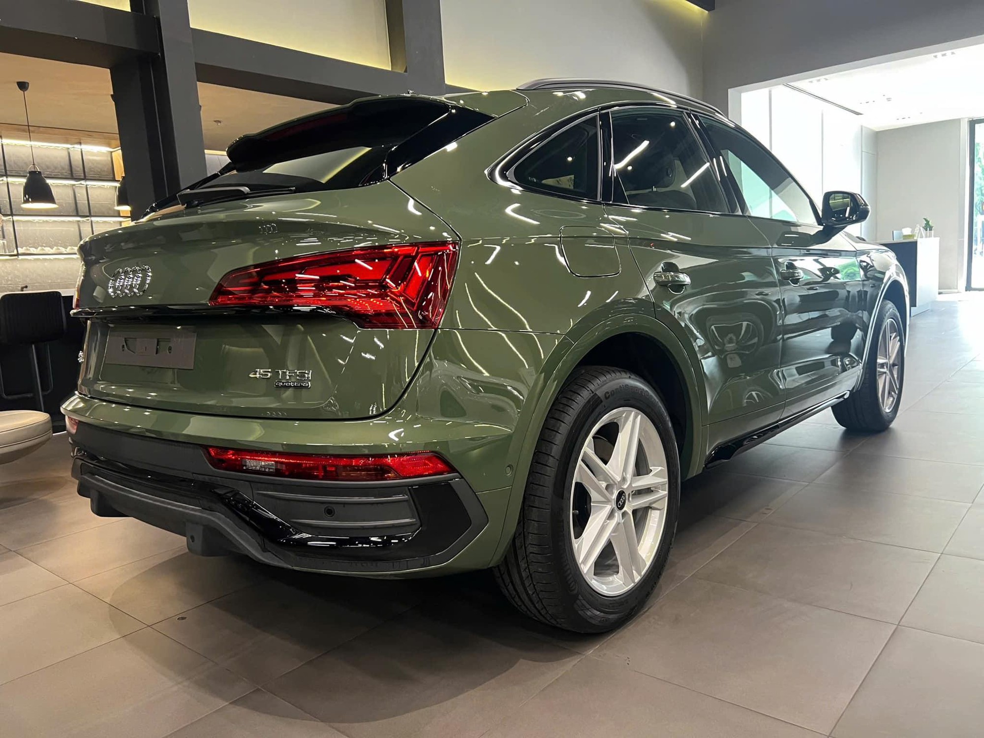 Audi Q5 Sportback về đại lý: Bản Black Edition, màu giống A8L, giá 2,49 tỷ đồng, rẻ cả trăm triệu so với X4 và GLC 300 Coupe- Ảnh 2.