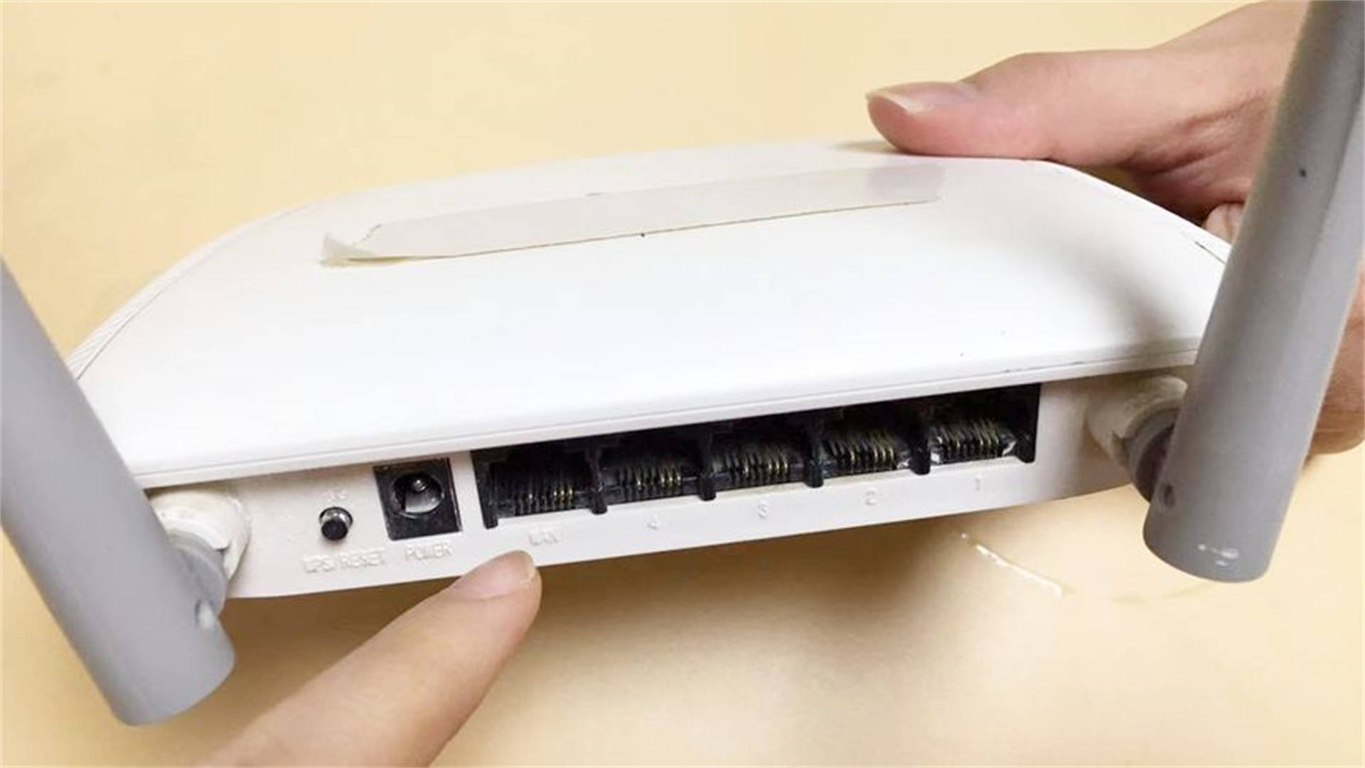 Dán băng cá nhân lên router wifi, bạn sẽ phải bất ngờ với kết quả: Tiếc vì không biết sớm hơn!- Ảnh 1.