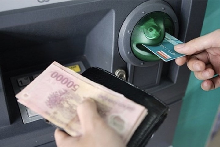 Những lý do bị giới hạn rút tiền thẻ ATM- Ảnh 1.