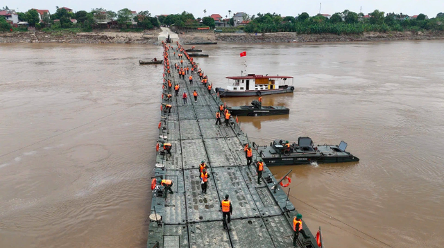 Dừng phà để lắp lại cầu phao Phong Châu- Ảnh 1.