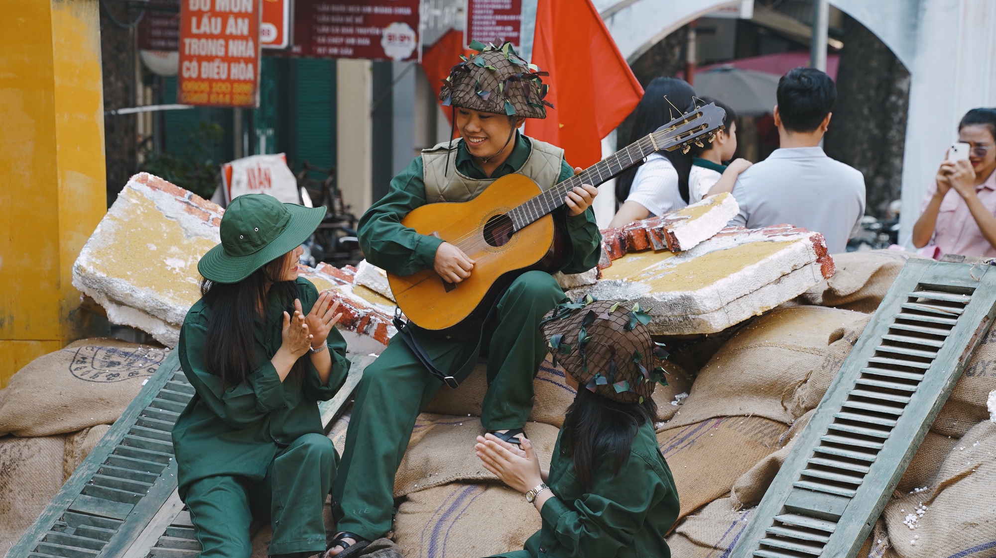 Hôm nay không đến bờ hồ thì thật có lỗi với bản thân, người trẻ Hà Nội kính phục 70 năm lịch sử hùng tráng- Ảnh 14.