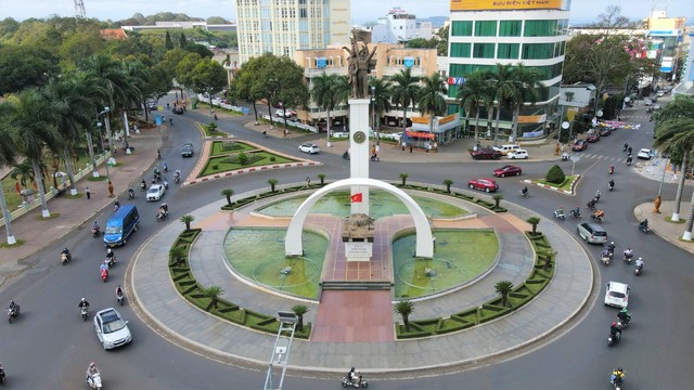 Công an xác minh nam thanh niên nhảy nhót trên tượng đài chiến thắng Buôn Ma Thuột- Ảnh 2.