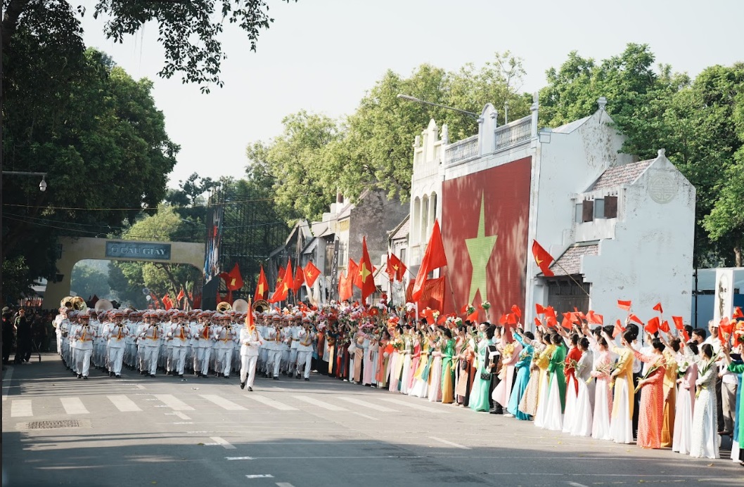 Sáng nay, 1 vạn người tham gia Đại thực cảnh đặc sắc trên sân khấu hiếm có trải dài 1,7km quanh Bờ Hồ- Ảnh 5.