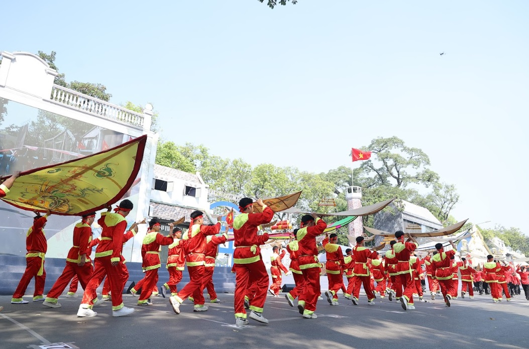 Sáng nay, 1 vạn người tham gia Đại thực cảnh đặc sắc trên sân khấu hiếm có trải dài 1,7km quanh Bờ Hồ- Ảnh 3.