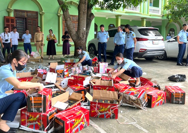 Tiêu hủy hơn 30.000 sản phẩm hàng lậu, không rõ xuất xứ- Ảnh 2.