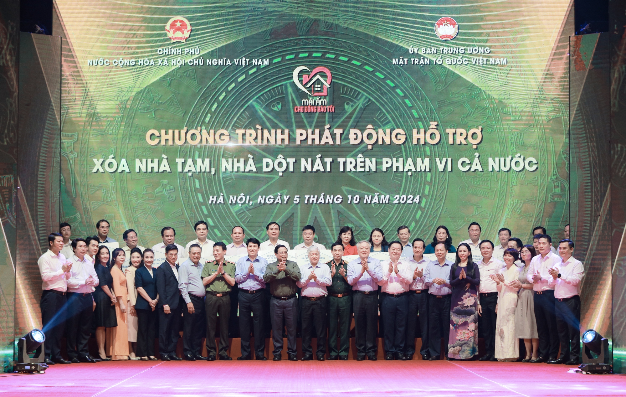 LPBank chung tay vì cộng đồng: Trao 100 tỷ đồng xoá nhà tạm, nhà dột nát- Ảnh 1.