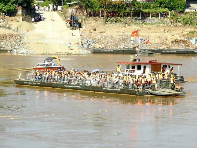 Cầu phao Phong Châu thông xe trở lại- Ảnh 7.