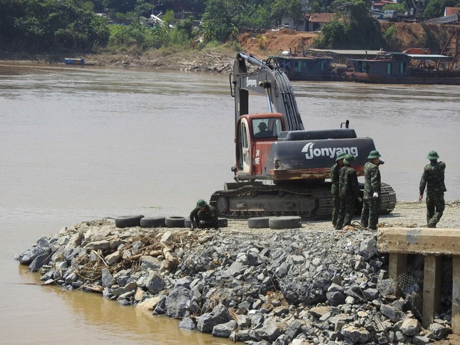 Cầu phao Phong Châu thông xe trở lại- Ảnh 4.