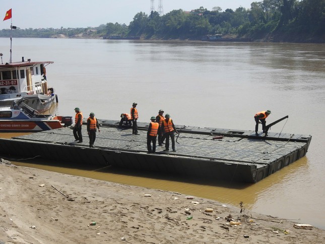 Cầu phao Phong Châu thông xe trở lại- Ảnh 3.