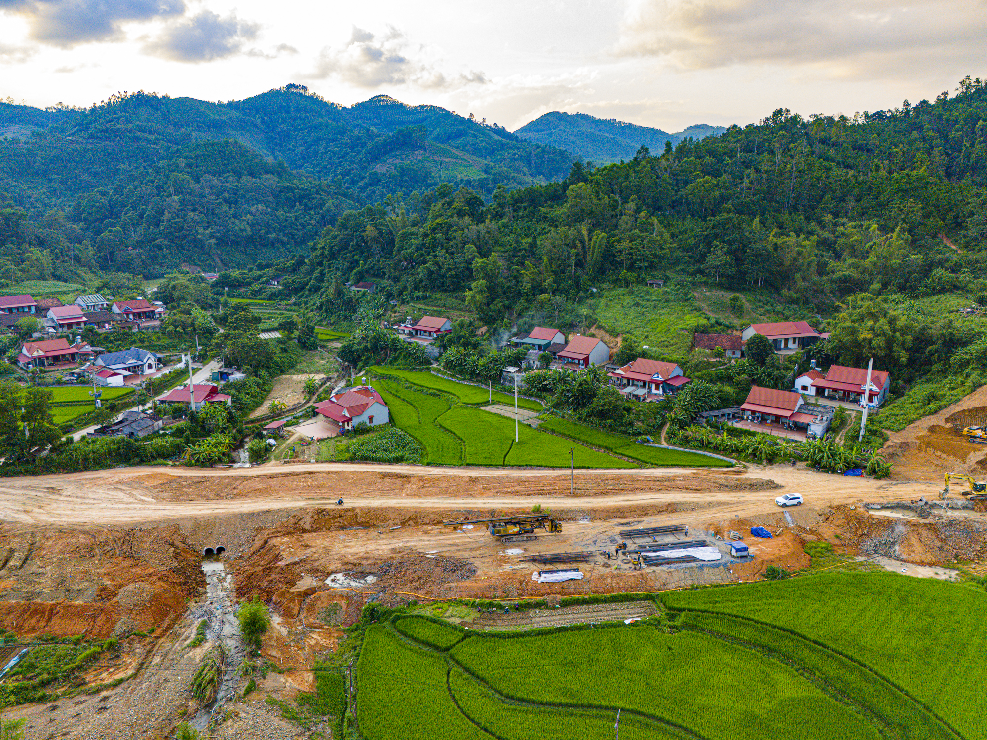 Toàn cảnh hàng chục mũi thi công trên mảnh ghép cuối cùng của cao tốc Bắc - Nam, vốn đầu tư hơn 11.000 tỷ dự kiến hoàn thành chỉ sau 2 năm- Ảnh 3.