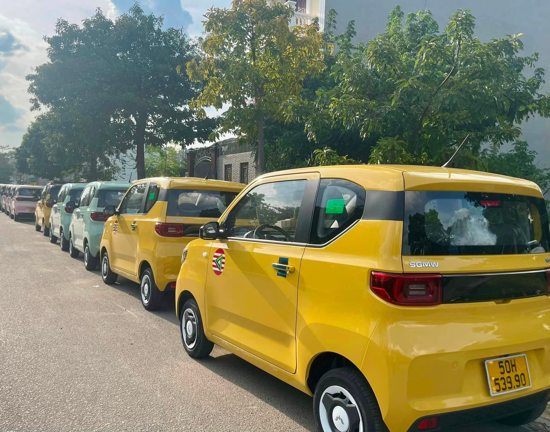 Hãng taxi điện bắt tay cùng VinFast và TMT Motors bất ngờ chiêu mộ đối tác tài xế, cam kết thu nhập hơn 10 triệu đồng/tháng- Ảnh 1.