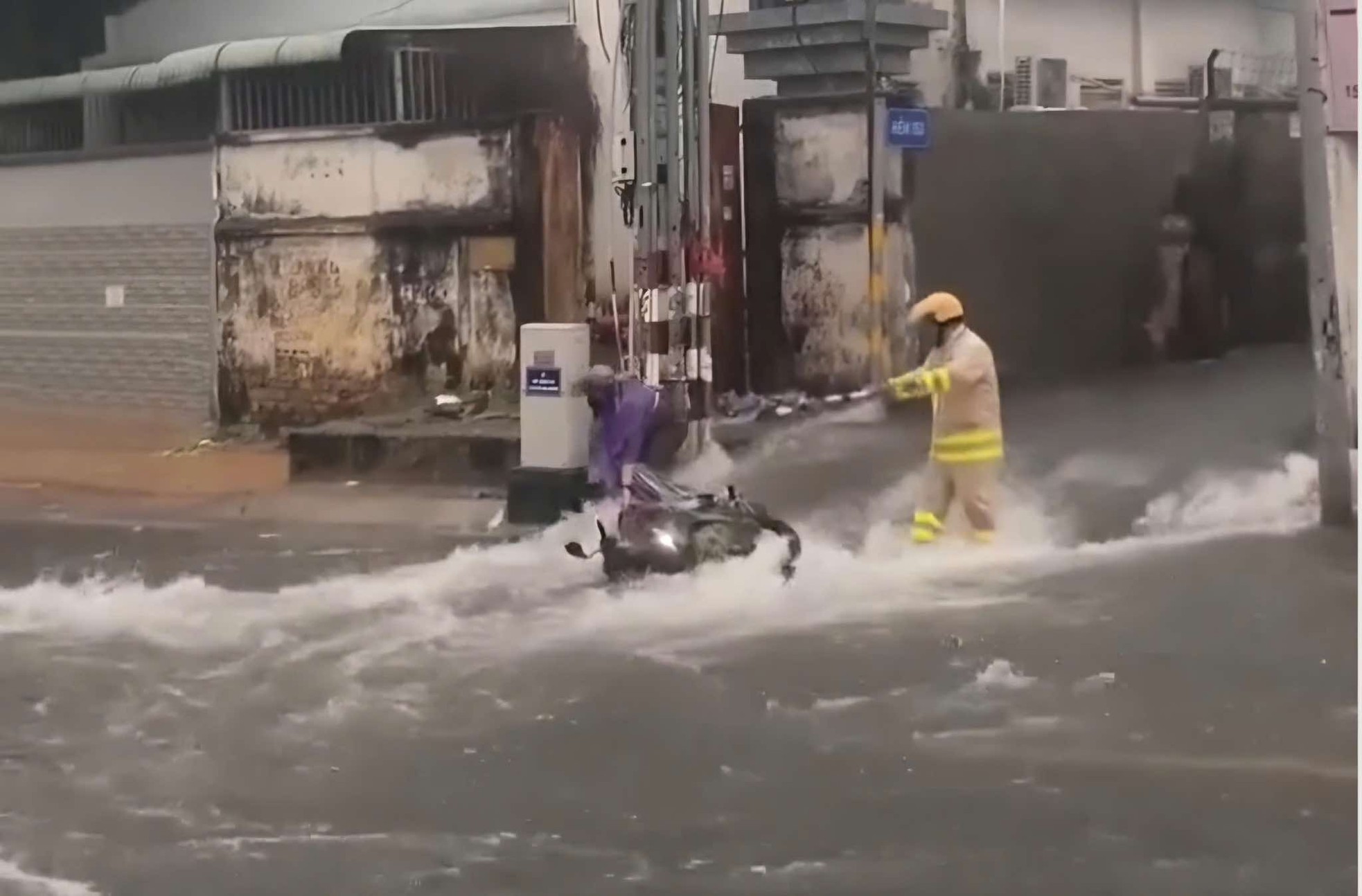 Mưa trắng trời ở TPHCM, giao lộ dẫn vào sân bay Tân Sơn Nhất ngập chưa từng thấy- Ảnh 9.