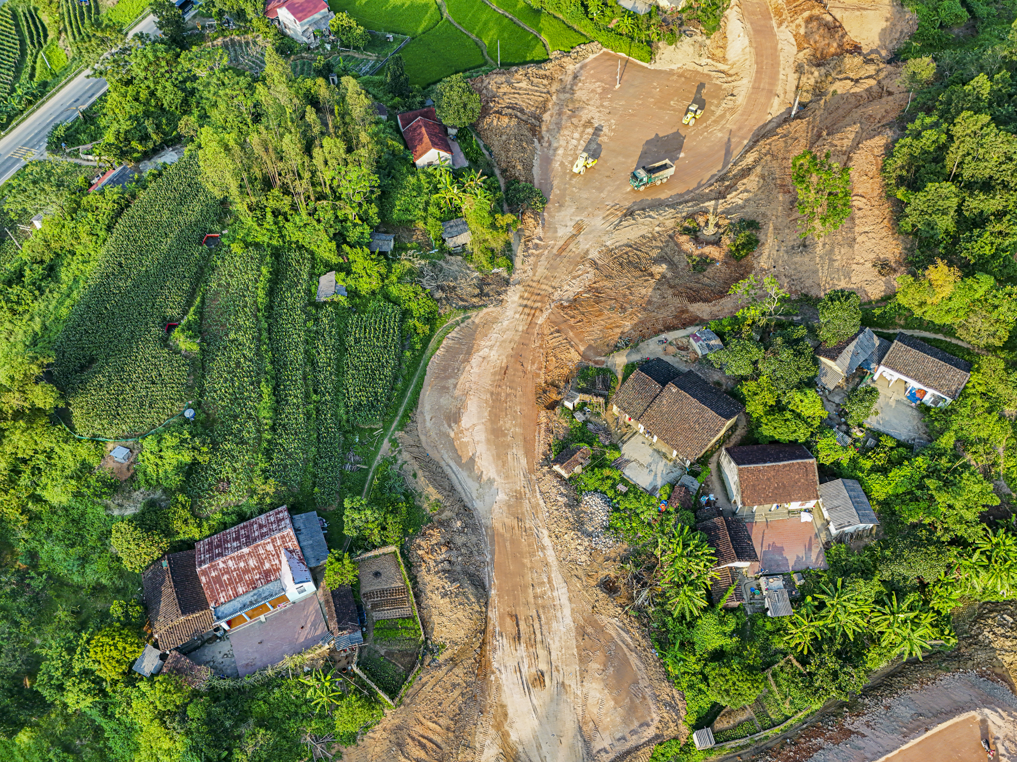 Toàn cảnh hàng chục mũi thi công trên mảnh ghép cuối cùng của cao tốc Bắc - Nam, vốn đầu tư hơn 11.000 tỷ dự kiến hoàn thành chỉ sau 2 năm- Ảnh 5.