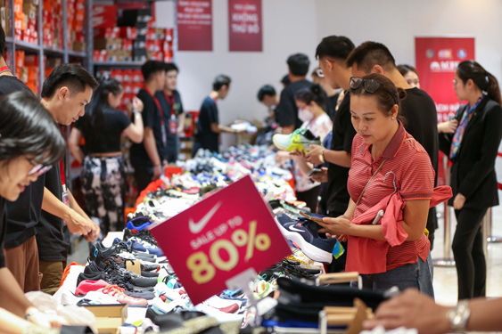 Người dân chen nhau mua sắm trong chương trình Shopping Season 2024 do TP HCM tổ chức. Ảnh: HOÀNG TRIỀU